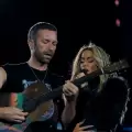 Chris Martin canta con Tini durante un concierto en Argentina