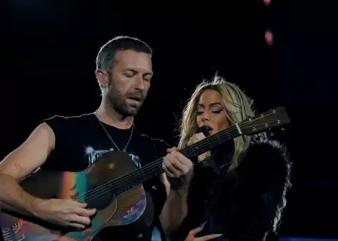 Chris Martin y Tini sorprendieron con una gran actuaci�n en vivo.