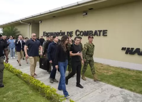 Daniel Noboa recibe en Manta a la secretaria de Seguridad de Estados unidos