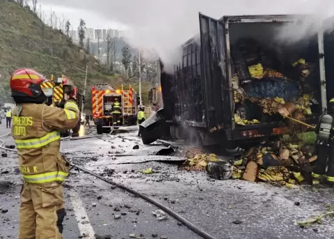 El Cuerpo de Bomberos de Quito control� un incendio vehicular en la Av. Sim�n Bol�var, en el sector de Gu�pulo, este 06 de noviembre de 2025.