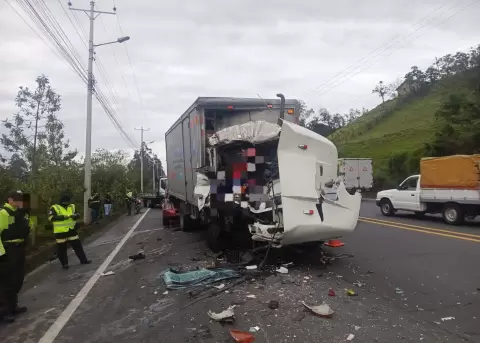 Un fallecido y tres heridos dej� un siniestro de tr�nsito en Aloag.