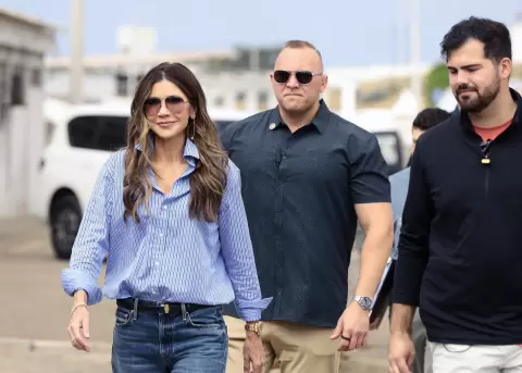 La secretaria de Seguridad Nacional de Estados Unidos mantuvo encuentros en Manta y Salinas junto al presidente Daniel Noboa.