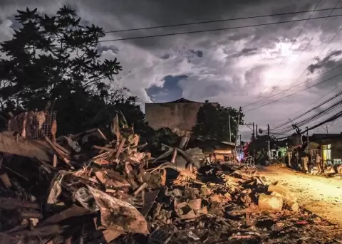 Los escombros de las inundaciones causadas por el tif�n Kalmaegi se amontonan a lo largo de una carretera en un barrio residencial de Filipinas.
