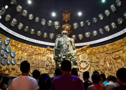 Mausoleo y escultura de Eloy Alfaro en la ciudad de Alfaro, sede de la Asamblea Nacional Constituyente en Montecristi.