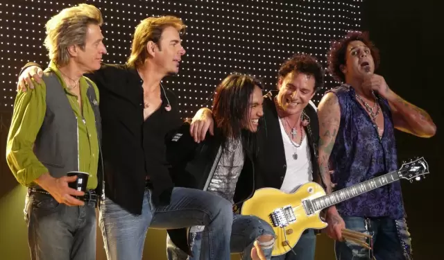 Jonathan Cain se pronuncia sobre si los artistas deben hacer mensajes pol�ticos.