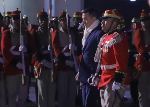 El presidente de Ecuador, Daniel Noboa, llega al Aeropuerto Internacional El Alto este viernes, en El Alto (Bolivia).