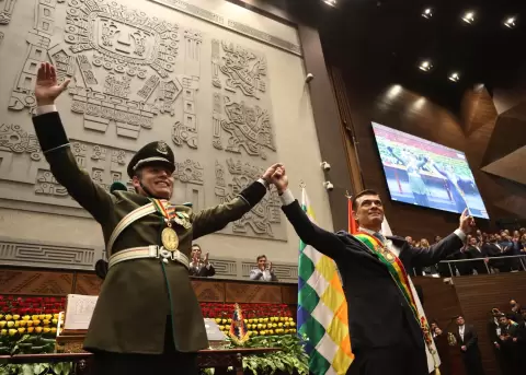 El presidente de Bolivia, Rodrigo Paz Pereira (d), junto al vicepresidente Edman Lara, este 08 de octubre de 2025, en La Paz.