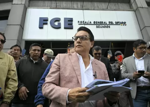 El excandidato presidencial, Fernando Villavicencio, en los exteriores de la Fiscal�a General del Estado, en Quito.