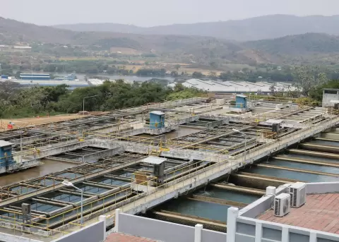 Planta La Toma, en la v�a a Daule, produce el 98 % de agua potable que utiliza Guayaquil. Interagua maneja su operaci�n.