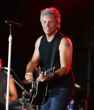 Jon Bon Jovi invita a  Bruce Springsteen al escenario.