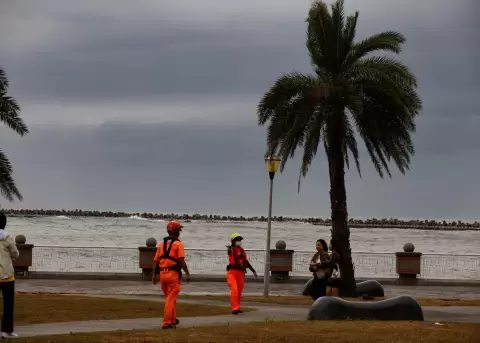 Taiw�n eleva su alerta y evac�a a m�s de 3.000 personas ante la llegada de tif�n Fung-wong.