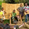 Ni�os de Uganda bailan al ritmo de m�sica ecuatoriana