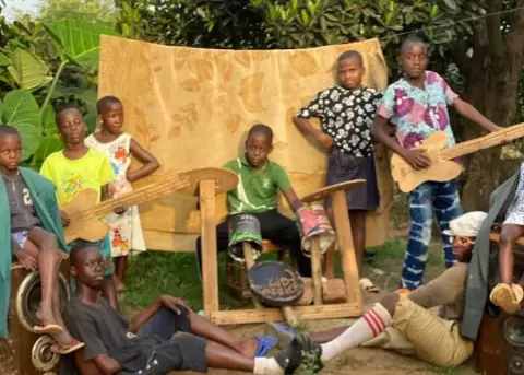 Ni�os de Uganda versionan canciones de Ecuador.