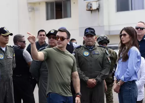 Kristi Noem, secretaria de Seguridad de Estados Unidos en su visita a Ecuador.