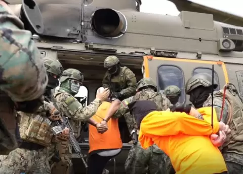 Presos ingresan a un helic�ptero de las FF.AA. para ser trasladados a la C�rcel del Encuentro, en Santa Elena, el 11 de noviembre de 2025.