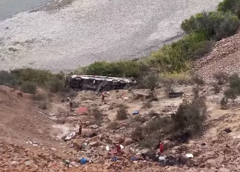 Al menos 37 personas muertas tras la ca�da de un autob�s a un abismo en el sur de Per�.