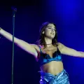Dua Lipa canta "Tu falta de querer" de Mon Laferte