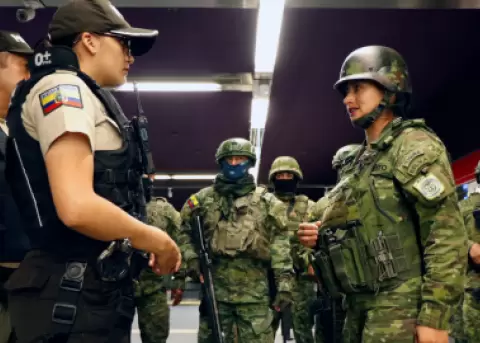 Gobierno acredita el bono "Legado de Honor" para polic�as y militares