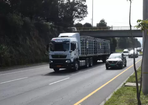 En Quito se anunci� la restricci�n de circulaci�n de veh�culos pesados en la Ruta Viva y la avenida Sim�n Bol�var, en horas pico.
