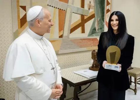 Laura Pausini le dedic� una canci�n al Papa Le�n XIV en El Vaticano: "un tema que representa la luz".