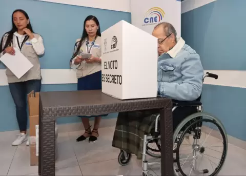 Una persona con discapacidad ejerce su voto en casa, durante la jornada del 14 de noviembre.
