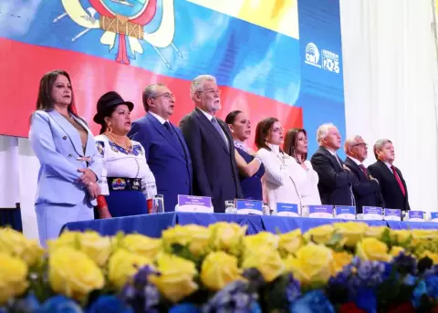 Mesa de autoridades electoral inaugura la jornada de votaciones del 16 de noviembre.