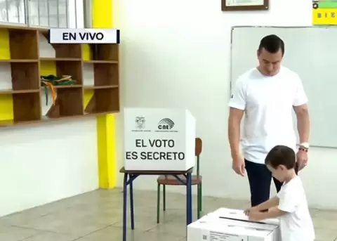 El presidente Daniel Noboa sufraga en el refer�ndum y consulta popular del 16 de noviembre.