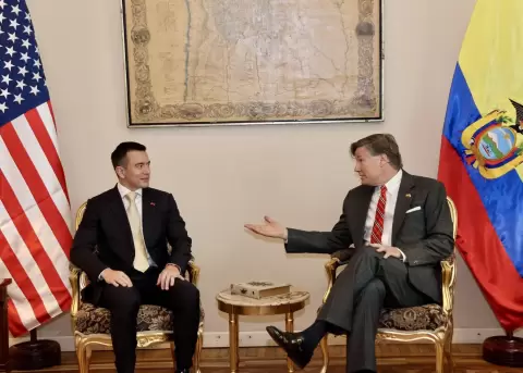 El presidente Daniel Noboa en una reuni�n con Christopher Landau, subsecretario de Estado de EE.UU..