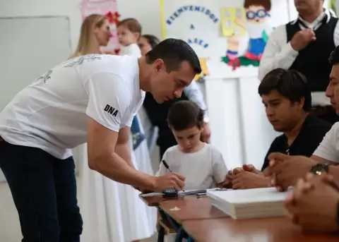 El presidente Daniel Noboa ejerce su derecho al voto en Ol�n, Santa Elena, este 16 de noviembre de 2026.