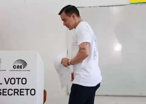 El presidente Daniel Noboa vota en Ol�n, Santa Elena, en el refer�ndum y consulta popular.