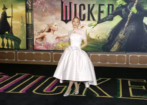 Ariana Grande dice que es hora de dejar ir a "Glenda".