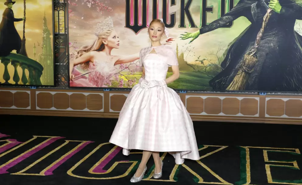 Hombre que se abalanz sobre Ariana Grande en evento en Singapur es condenado.