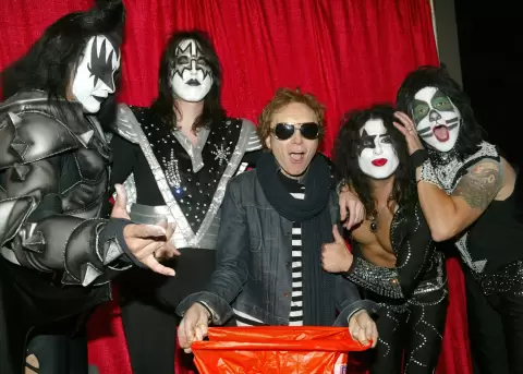 KISS rinde homenaje a uno de sus colegas.