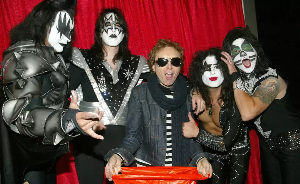 KISS rinde homenaje a uno de sus colegas.
