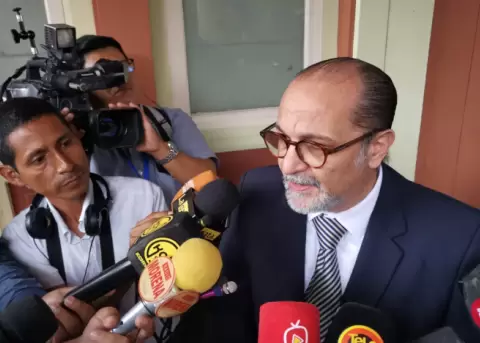 El gobernador del Guayas, Humberto Plaza, da declaraciones a la prensa el 4 de agosto de 2025, en el Parque Hist�rico de Guayaquil.