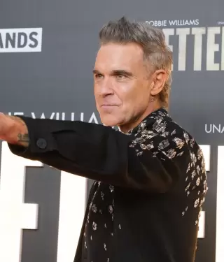 Robbie Williams ofreci� un concierto callejero.