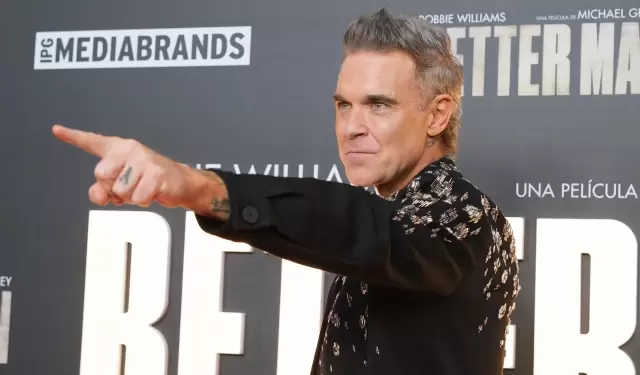 Robbie Williams ofreci� un concierto callejero.
