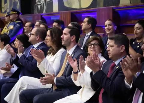 Ministros de Daniel Noboa en su posesi�n en la Asamblea Nacional.