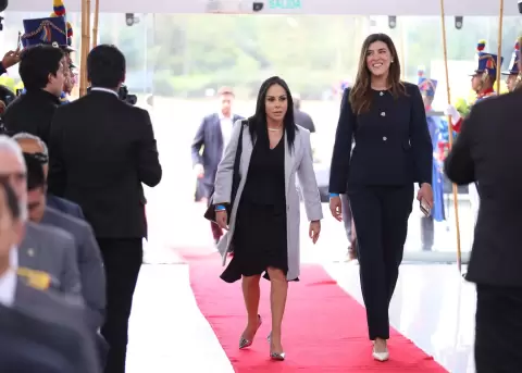 Marcela Holgu�n y Valentina Centeno (ADN), en la entrega de credenciales de presidente y vicepresidenta de la Rep�blica, el 15 de mayo de 2025.