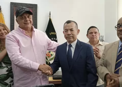 Galo Lara (izquierda) asumi� el cargo como Gobernador de Los R�os, este 18 de noviembre de 2025.