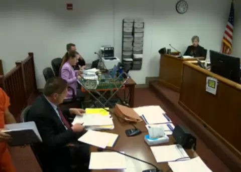 Jos� Serrano (de naranja) durante una la audiencia migratoria en Miami, en septiembre de 2025.