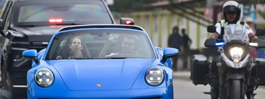 Daniel Noboa camino a votar.