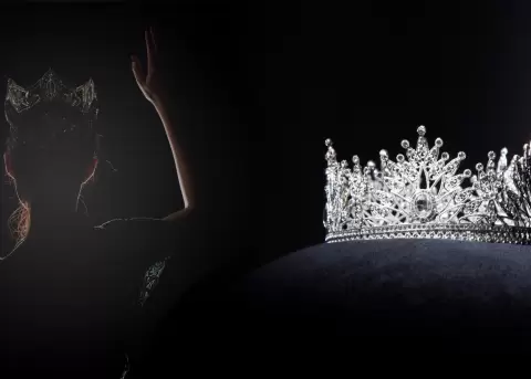 Jurado renuncia al Miss Universo 2025 acusando falta de transparencia.