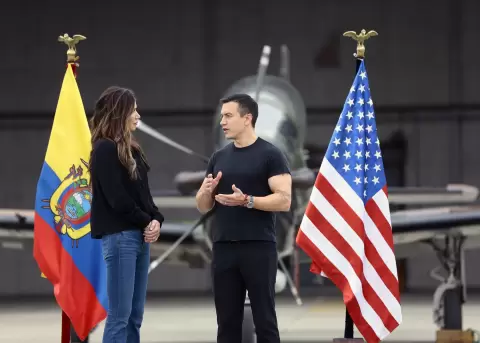 La secretaria de Seguridad de EE.UU., Kristi Noem, conversa con el presidente de Ecuador, Daniel Noboa, en Manta (Manab�), el 05 de noviembre de 2025.