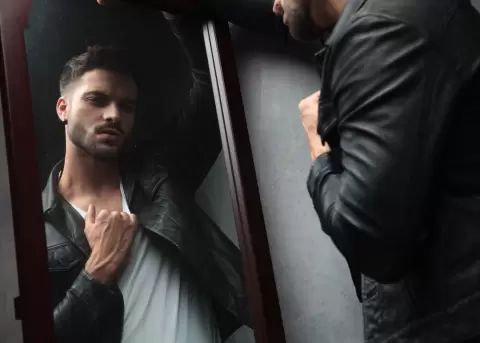 Aprende a detectar a un narcisista por su forma de vestir.