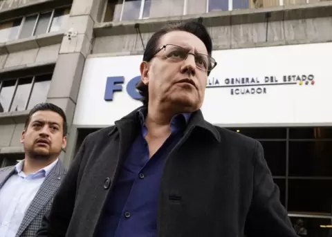 Fernando Villavicencio en los exteriores de la Fiscal�a General del Estado, en Quito.