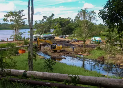 Integrantes de la petrolera estatal Petroecuador trabajan tras un derrame de petr�leo en las cercan�as de El Coca, en Orellana.