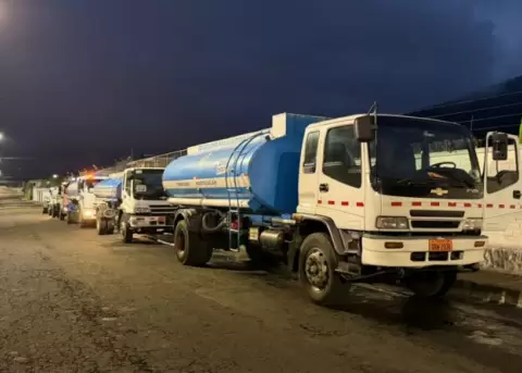 Tanqueros abastecen de agua a comunidades en Pintag, La Merced y Alangas�.