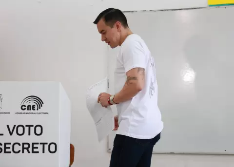 El presidente Daniel Noboa vota en Ol�n, Santa Elena, en los comicios de refer�ndum y consulta popular, el 16 de noviembre de 2025.