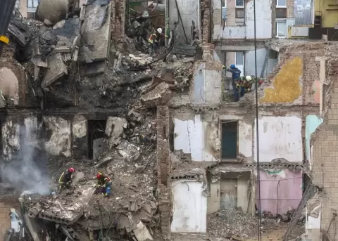 Rescatistas ucranianos trabajan en el lugar del ataque ruso contra un edificio residencial de gran altura en Tern�pil, al oeste de Ucrania.